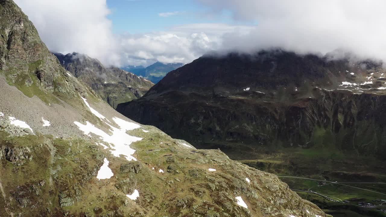 空中美丽的镜头山对多云的天空，无人机飞行在冬季- Silvretta-Hochalpenstrabe，奥地利视频素材