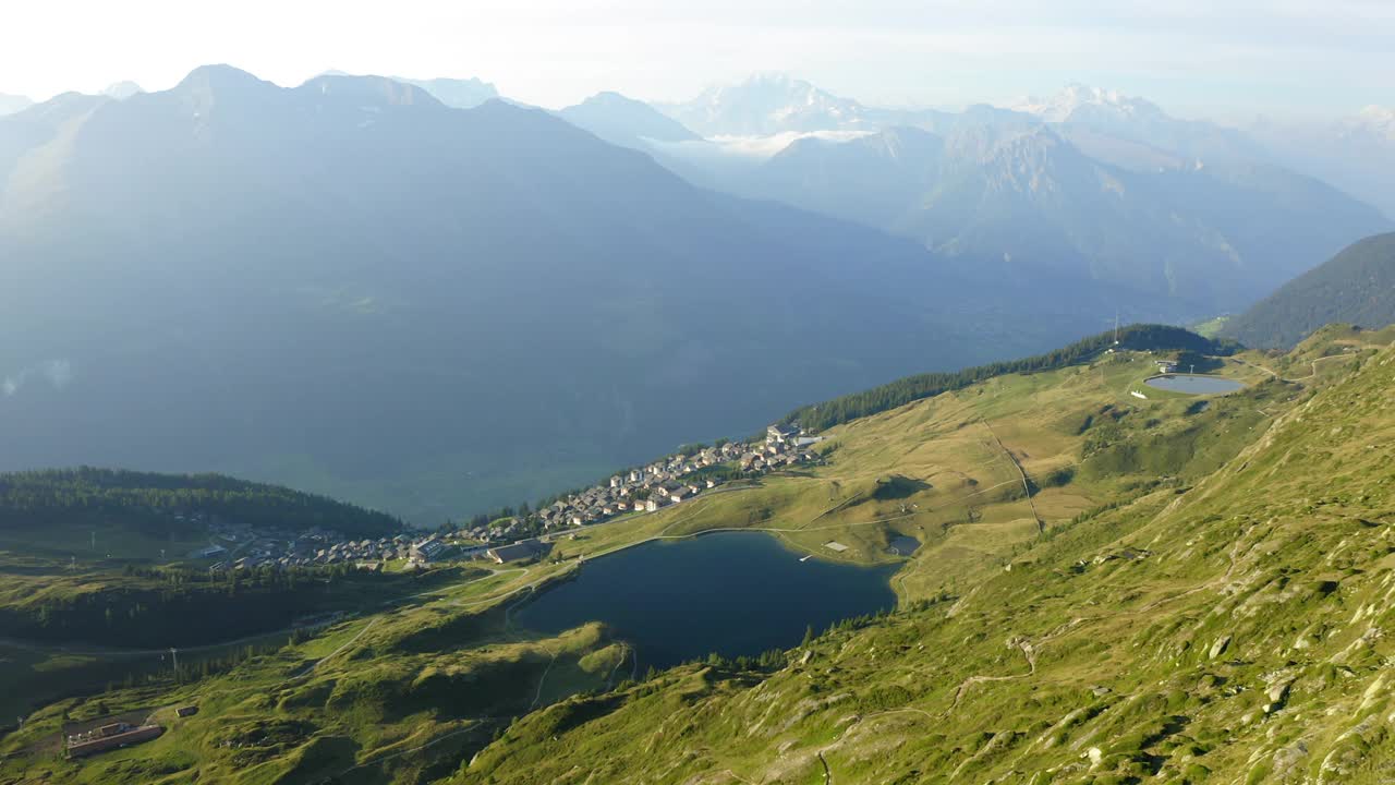 空中平移风景拍摄的水塘在山顶，无人机飞行在阳光明媚的一天- Bettmeralp，瑞士视频素材