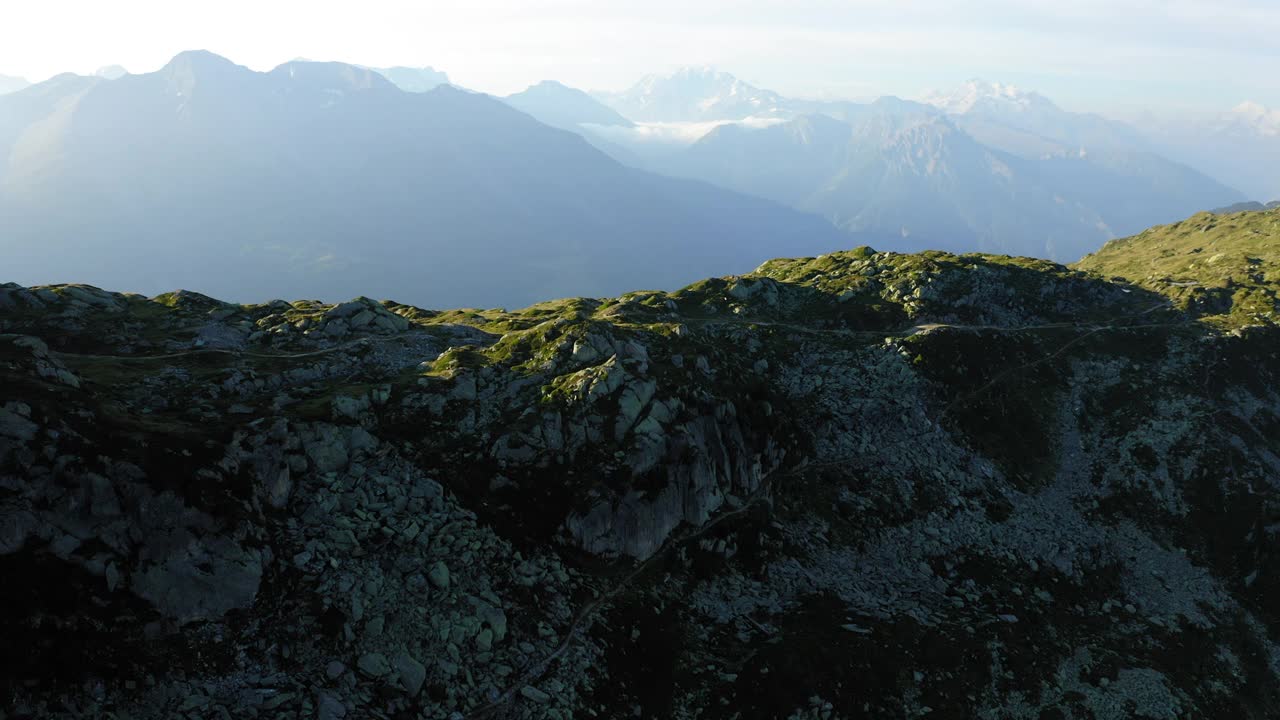 空中前进风景镜头的池塘和山上的结构，无人机在冬季飞行-贝特梅拉普，瑞士视频素材