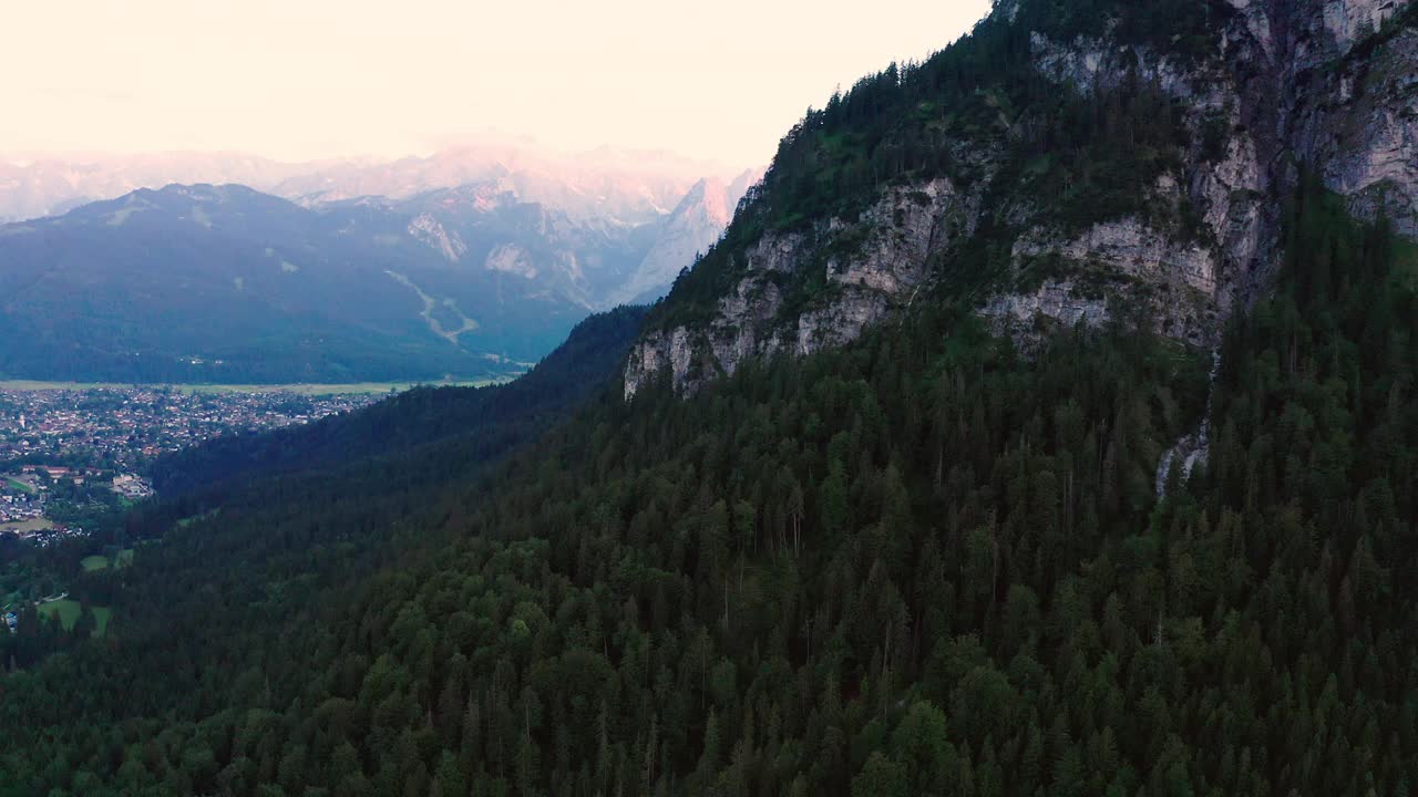 绿色景观上的房屋的航拍风景，无人机在森林上空飞行-加米施-帕滕基兴，德国视频素材