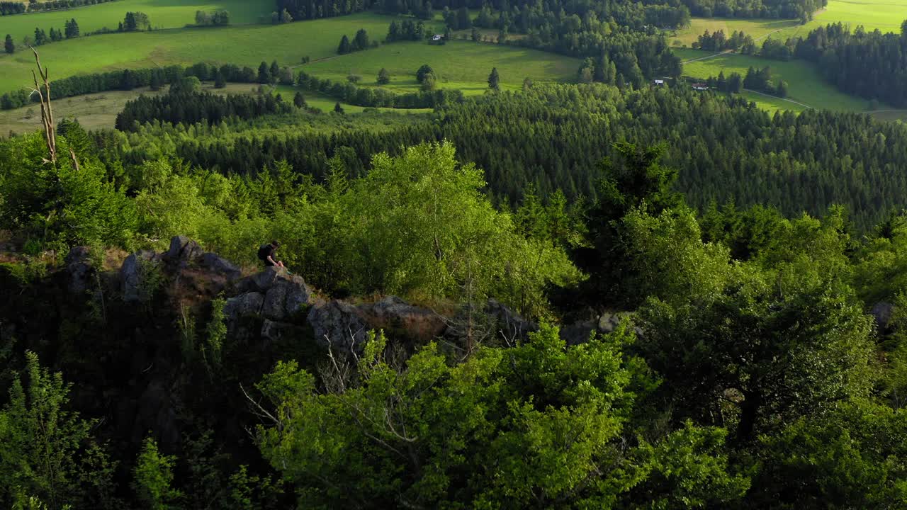 航拍冒险的人徒步旅行在假期，无人机飞行在绿树- betmeralp，瑞士视频素材