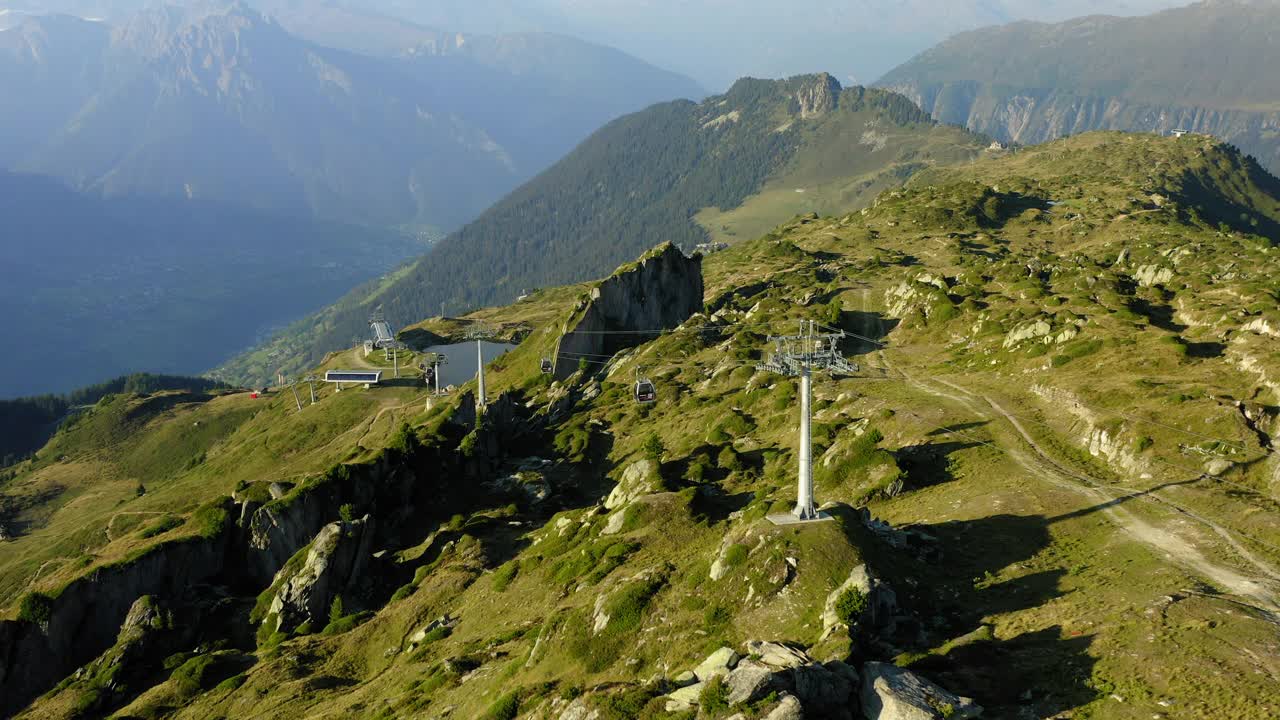 空中风景拍摄的缆车移动在电线上，无人机飞行在绿色景观- Bettmeralp，瑞士视频素材