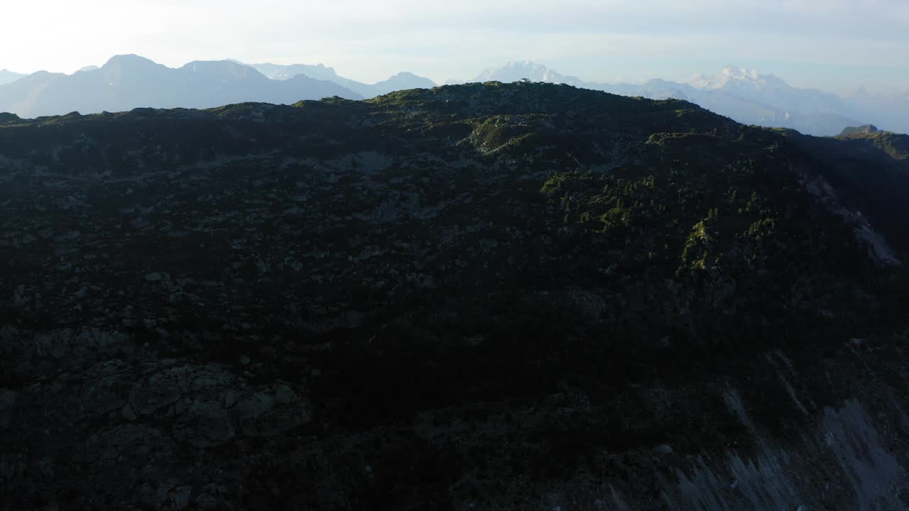 空中拍摄的美丽的缆车站在山上，无人机飞行在绿色景观- betmeralp，瑞士视频素材