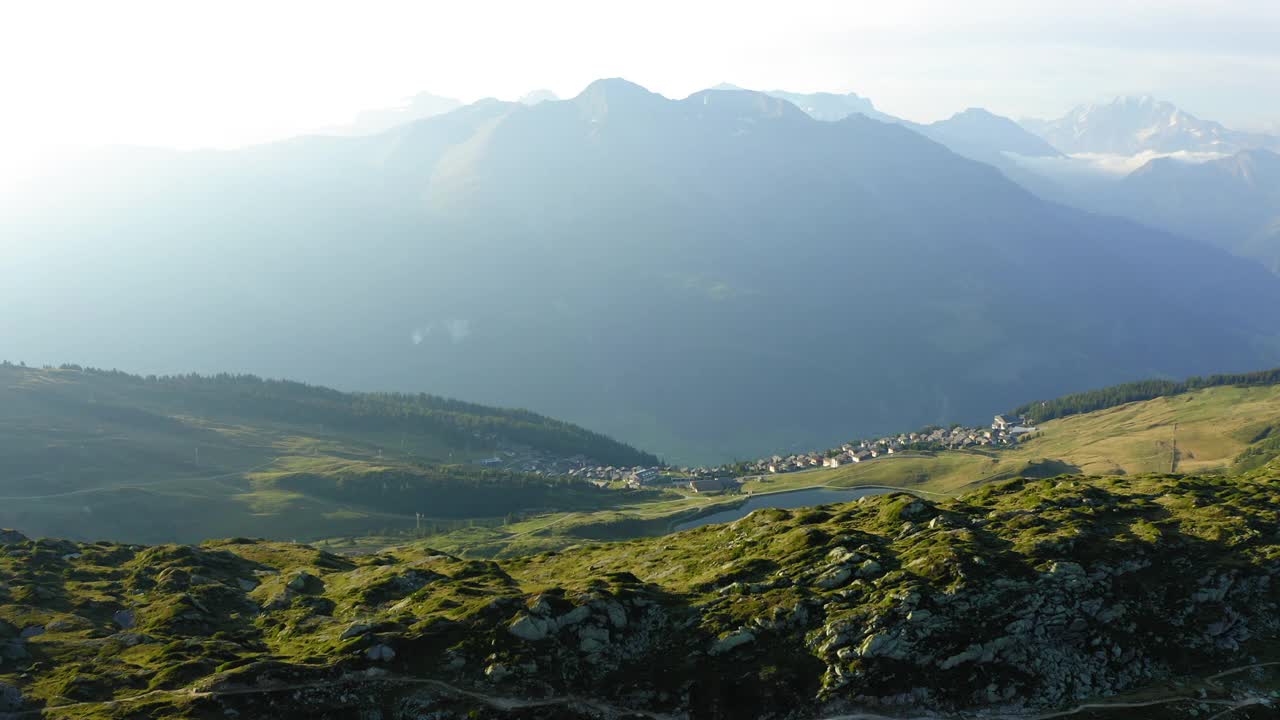 空中美丽的风景池塘在山顶，无人机飞行在绿色景观- Bettmeralp，瑞士视频素材