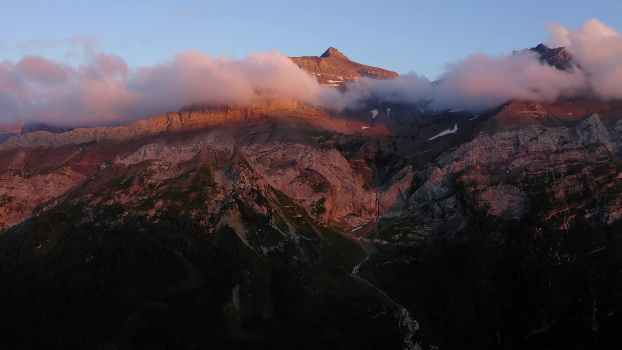 在冬季日落时，俯瞰宁静山脉的美丽景色-瑞士沃视频素材