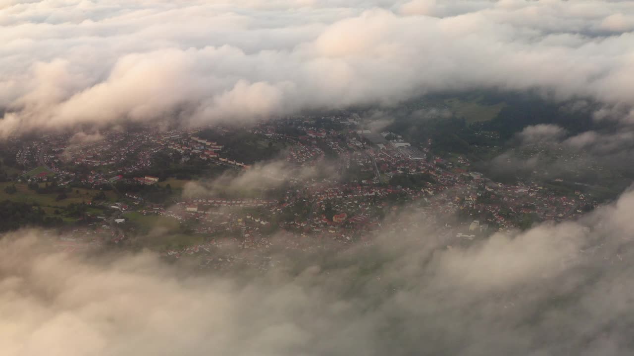 空中风景拍摄的住宅景观，无人机在白云上空飞行-图林根，德国视频素材