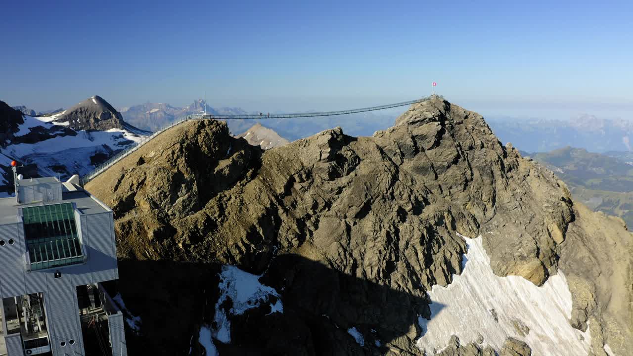 空中前进美丽的镜头，山顶行走的Tissot在冬季- Vaud，瑞士视频素材