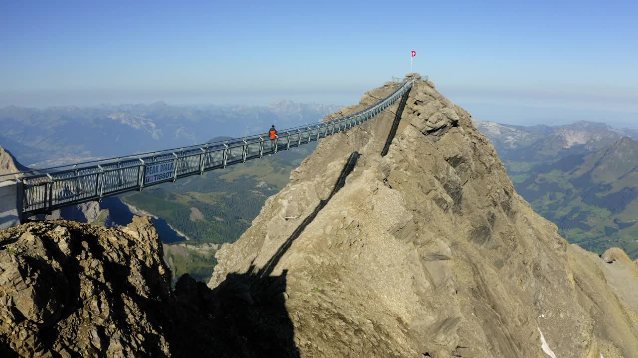 男性游客在度假期间在山顶上行走的空中前摄由Tissot拍摄- Vaud，瑞士视频素材