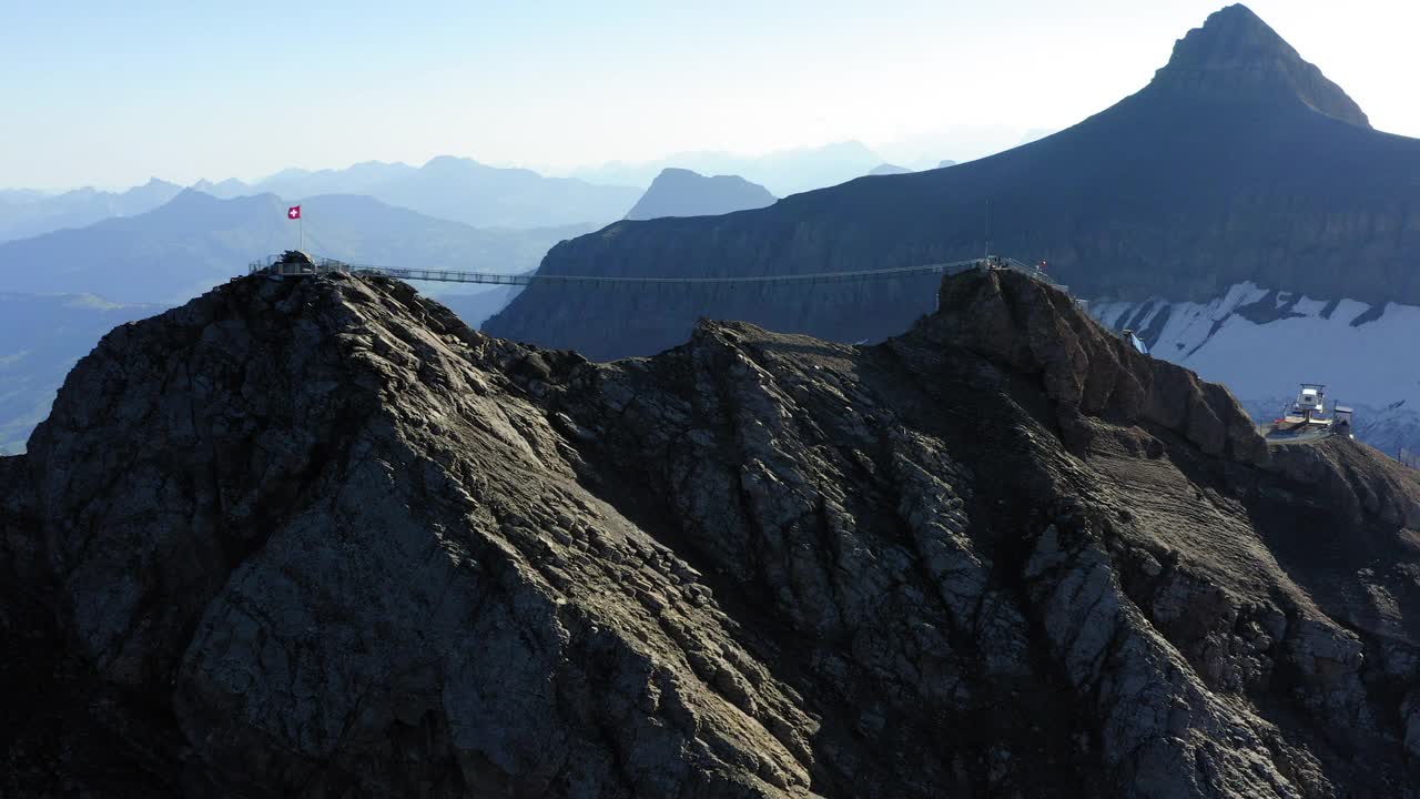 空中封锁拍摄著名的山顶步行由Tissot越过山，无人机飞行在冬季- Vaud，瑞士视频素材