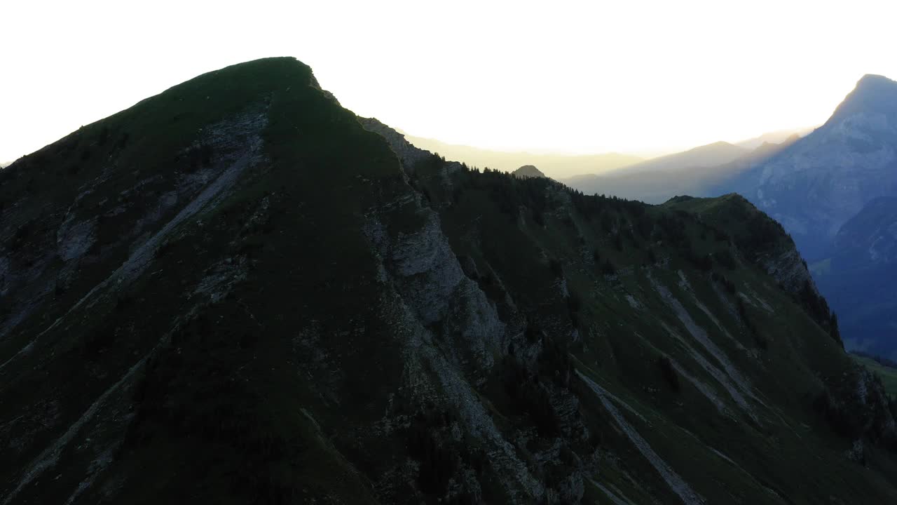 空中向前拍摄的自然山脉在日落时的晴朗天空-沃，瑞士视频素材