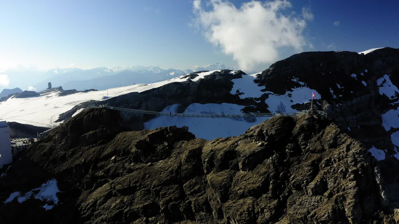 空中平移风景拍摄的雪山岩石在山顶行走由Tissot - Vaud，瑞士视频素材