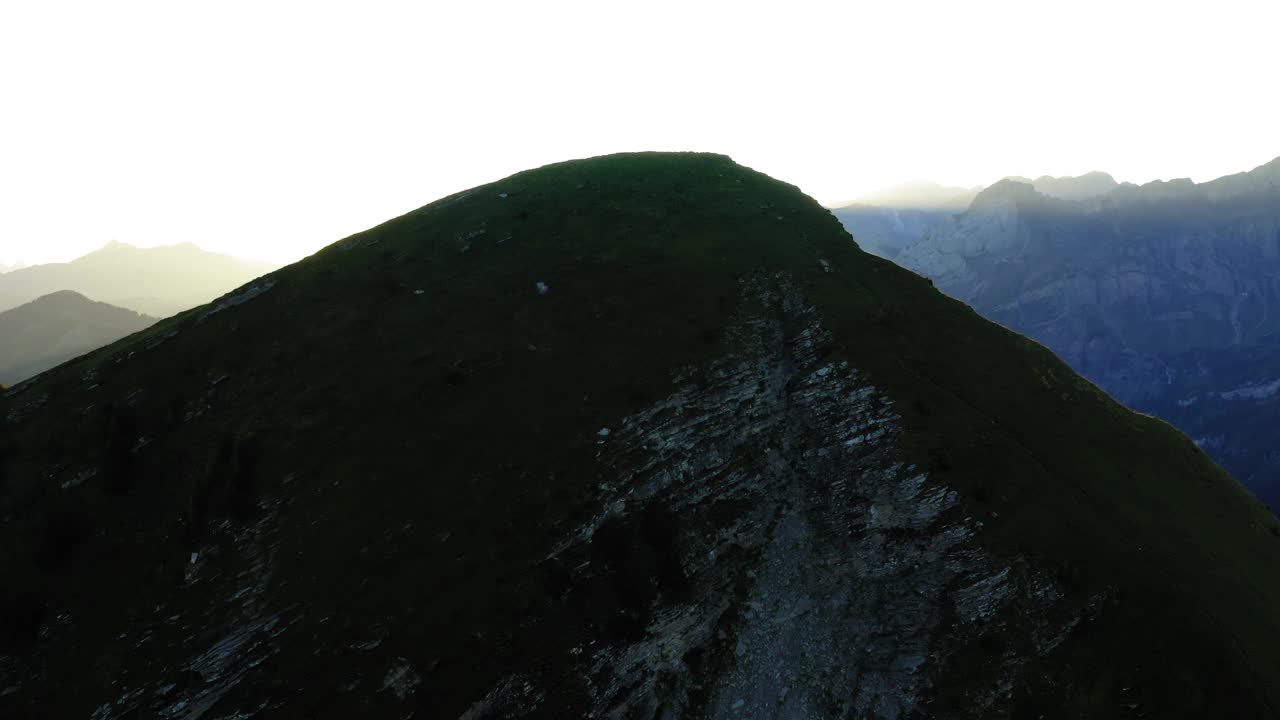 航拍日落期间自然山脉的风景镜头-沃，瑞士视频素材