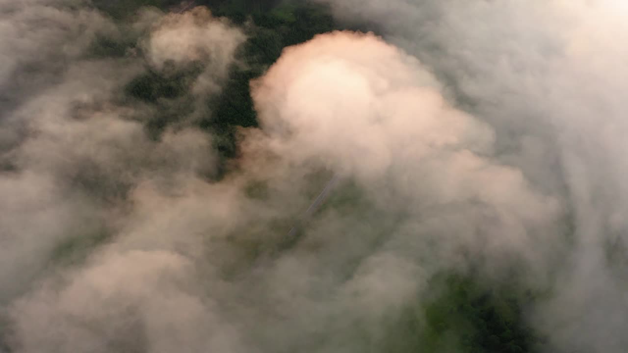 空中前进美丽的镜头在风景中道路，无人机飞行在白云上向前-图林根，德国视频素材