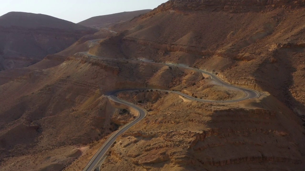 天空清晰的布朗山道路的空中前进镜头-迪莫纳，以色列视频素材