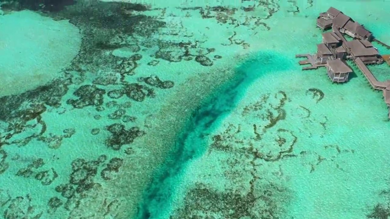 在阳光明媚的日子里，无人机在绿松石海上空飞行，马尔代夫，马尔代夫视频素材