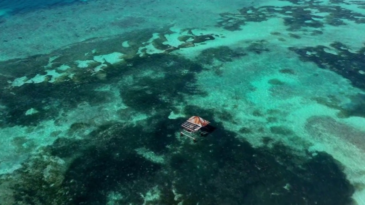 空中美丽的镜头救生员小屋在绿松石海，无人机下降在阳光明媚的一天-马尔代夫，马尔代夫视频素材