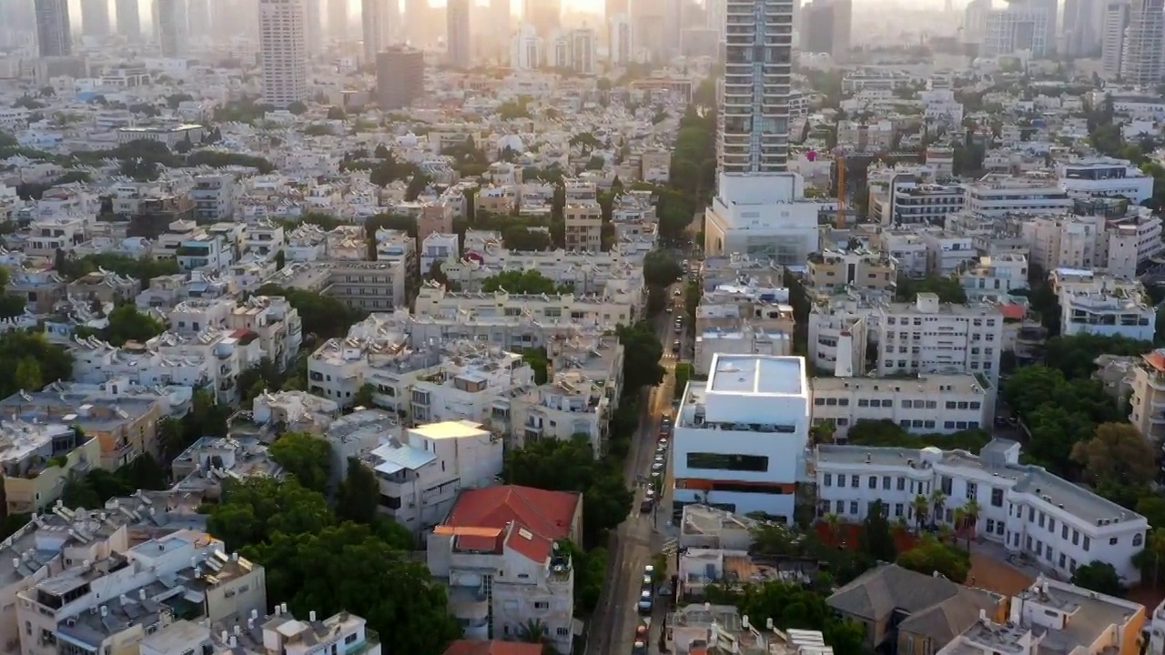 天空清晰的城市住宅建筑的空中向前美丽的视图-特拉维夫，以色列视频素材