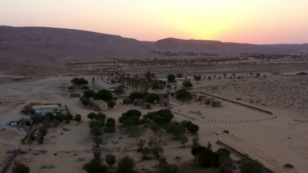 以色列迪莫纳，日落期间沙漠中房屋的空中前进风景镜头视频素材