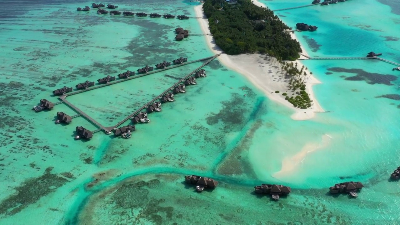 在阳光明媚的一天，马尔代夫，海上结构的空中风景镜头视频素材