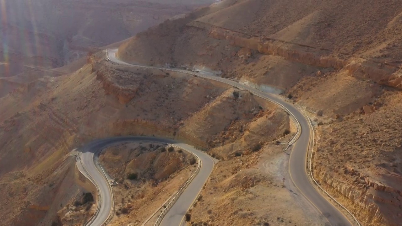 空中前进美丽的镜头在沙漠山空的道路-迪莫纳，以色列视频素材