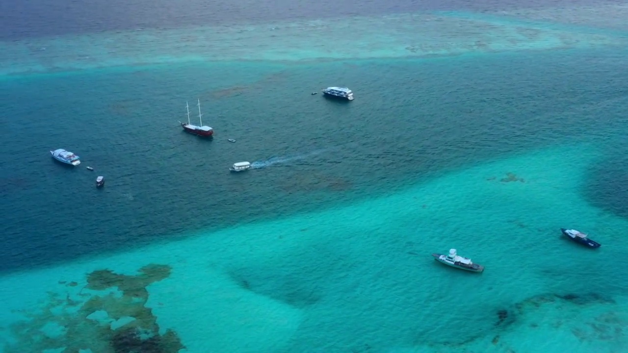 在蓝绿色的海洋移动的航海船只的空中前进风景镜头-马尔代夫，马尔代夫视频素材