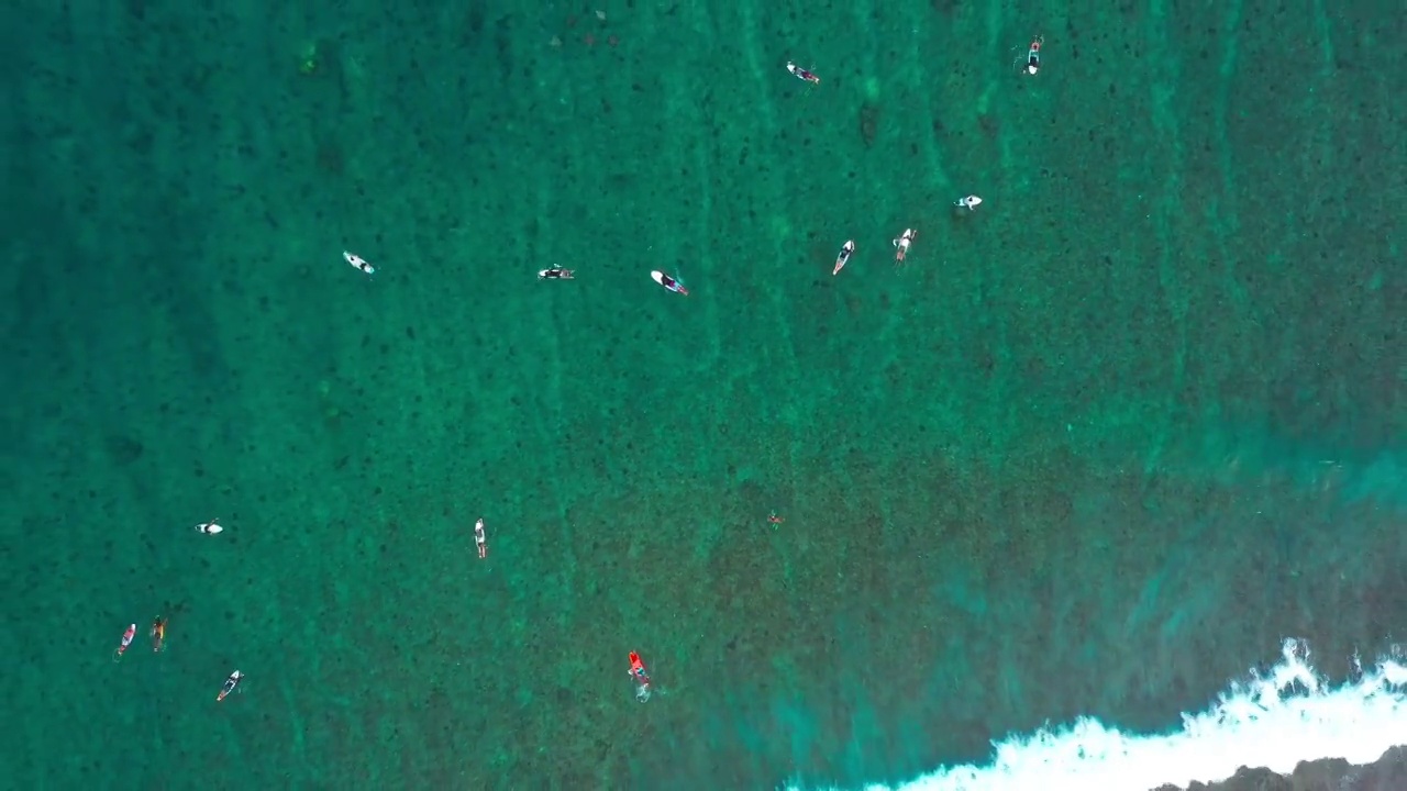 空中顶向上拍摄的人在海洋冲浪板上游泳-马尔代夫，马尔代夫视频素材