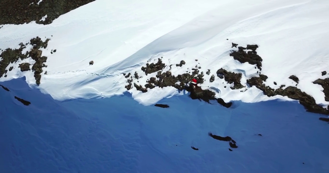 在冒险假期期间，男性游客在山顶徒步旅行的空中顶前镜头-阿拉斯加内陆，阿拉斯加视频素材