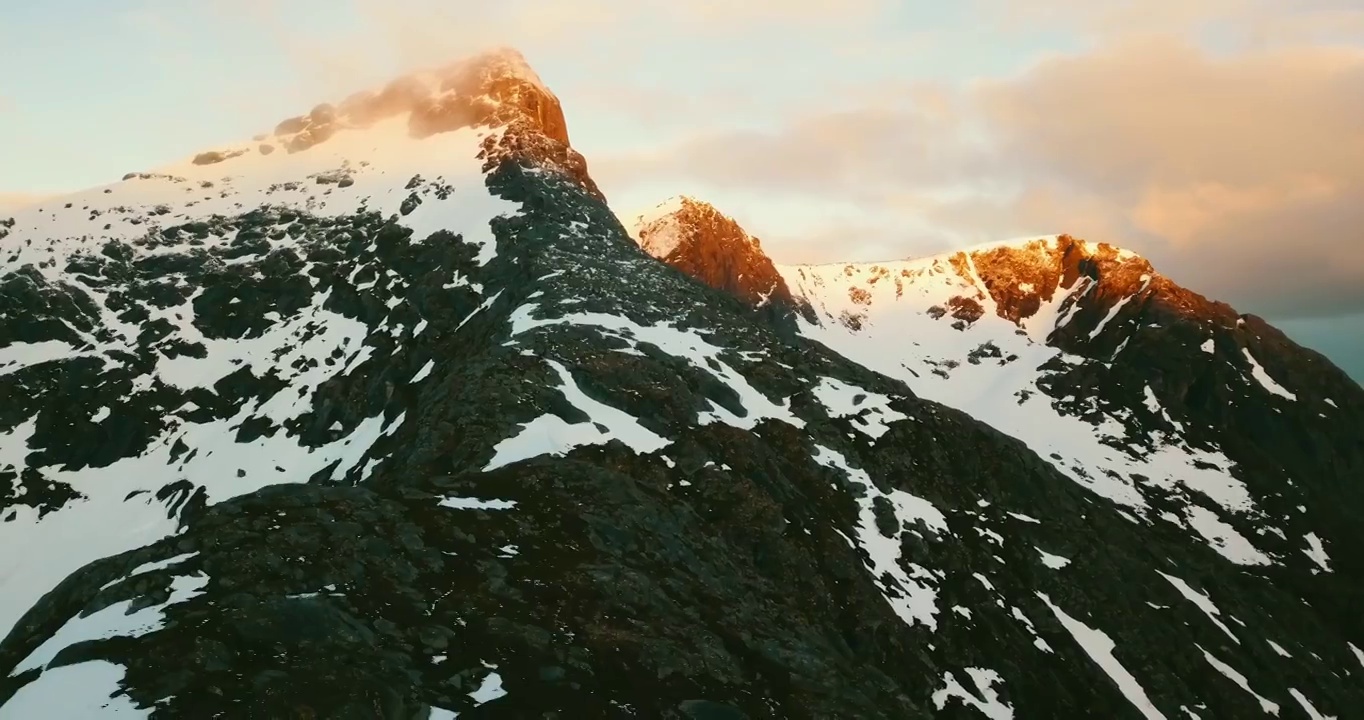 空中平移风景拍摄的雪山在海上日落-特罗姆瑟市，挪威视频素材