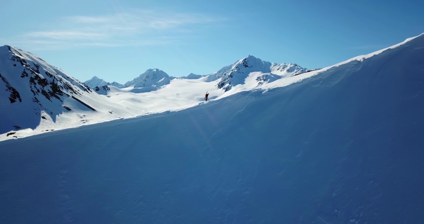 空中封锁风景拍摄的男性游客在度假期间在雪山徒步旅行-阿拉斯加内陆，阿拉斯加视频素材