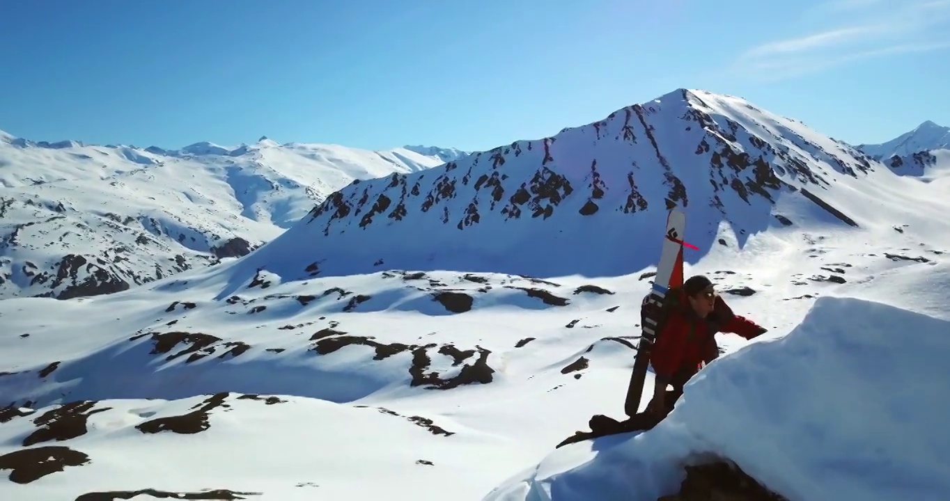 男性游客用滑雪杆登山的空中平移镜头，在冬季无人机飞行-阿拉斯加内陆，阿拉斯加视频素材