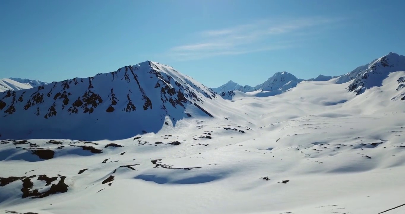 空中前景色的雪覆盖岩层，无人机飞行在度假的人-内部阿拉斯加，阿拉斯加视频素材