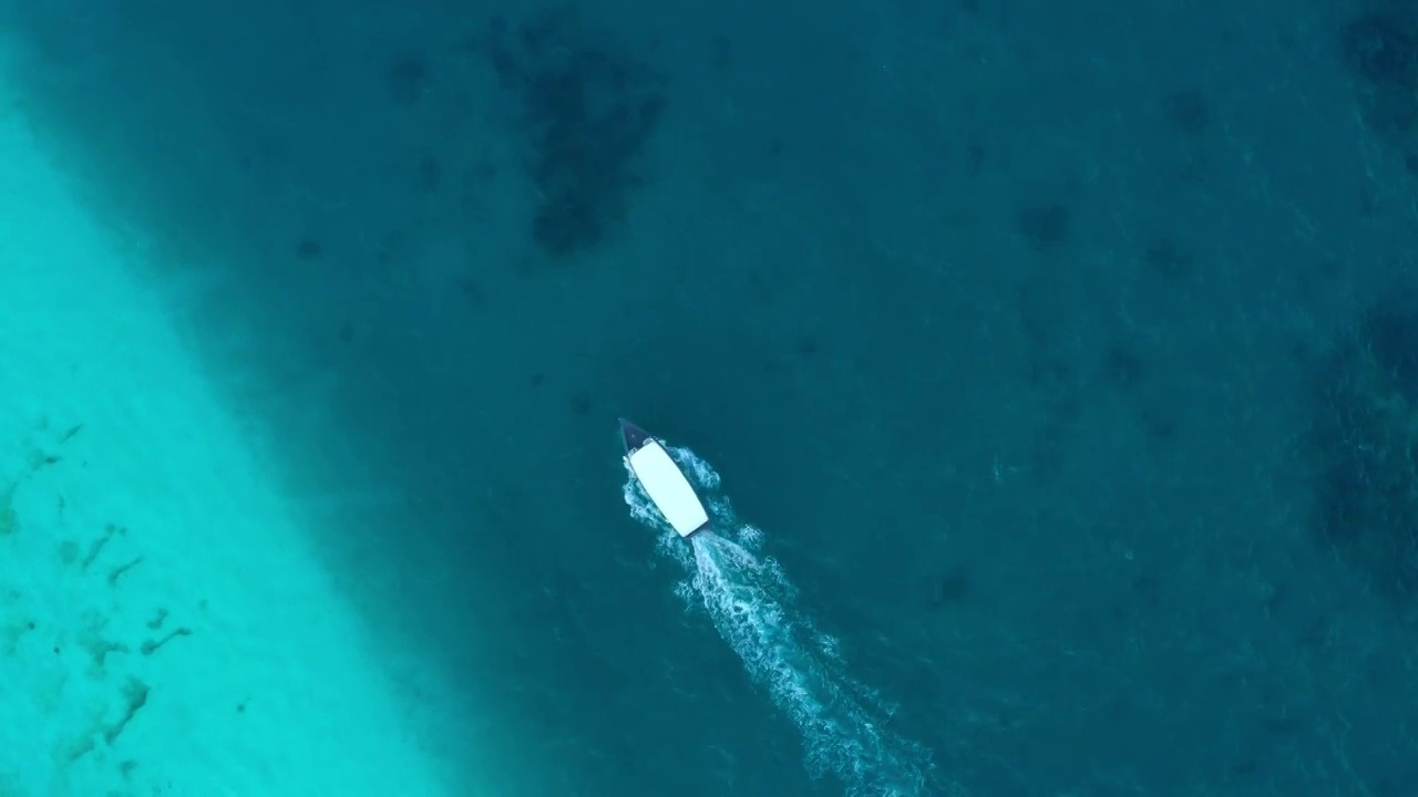 空中顶部平移镜头的航海船在蓝色的海洋移动-马尔代夫，马尔代夫视频素材