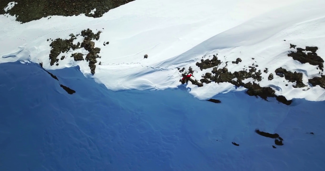 空中顶部向前拍摄的人在度假期间在雪山顶部徒步旅行-内部阿拉斯加，阿拉斯加视频素材