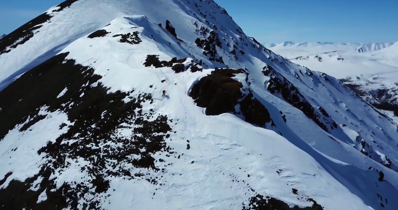 空中美丽的拍摄人在假期滑雪，无人机飞行向后雪山-阿拉斯加内陆，阿拉斯加视频素材