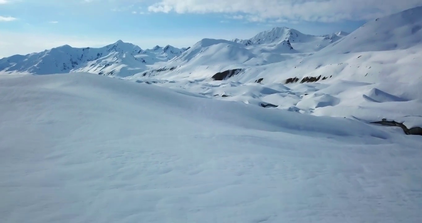 在冬季，游客在Canwell冰川滑雪的空中前摄——阿拉斯加内陆，阿拉斯加视频素材