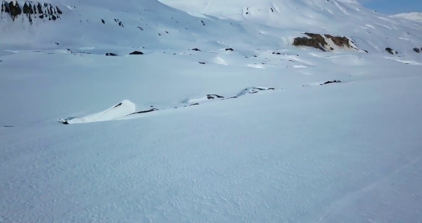 空中平移拍摄的冒险游客在Canwell冰川雪景滑雪-阿拉斯加内陆，阿拉斯加视频素材