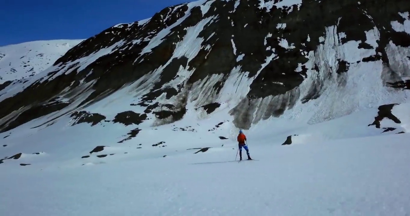 空中前摇拍摄的男性游客站在滑雪杆，无人机在Canwell冰川飞行-阿拉斯加内陆，阿拉斯加视频素材