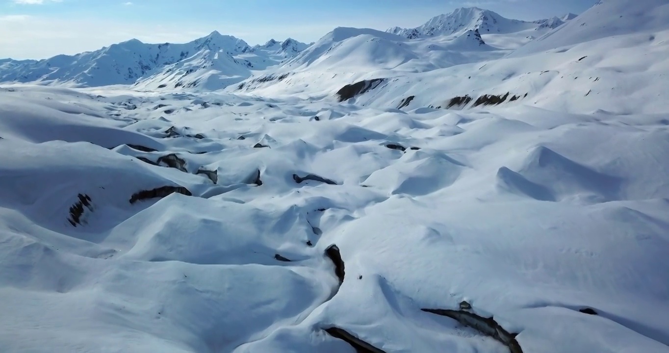 空中前进美丽的镜头著名的雪山-内陆阿拉斯加，阿拉斯加视频素材