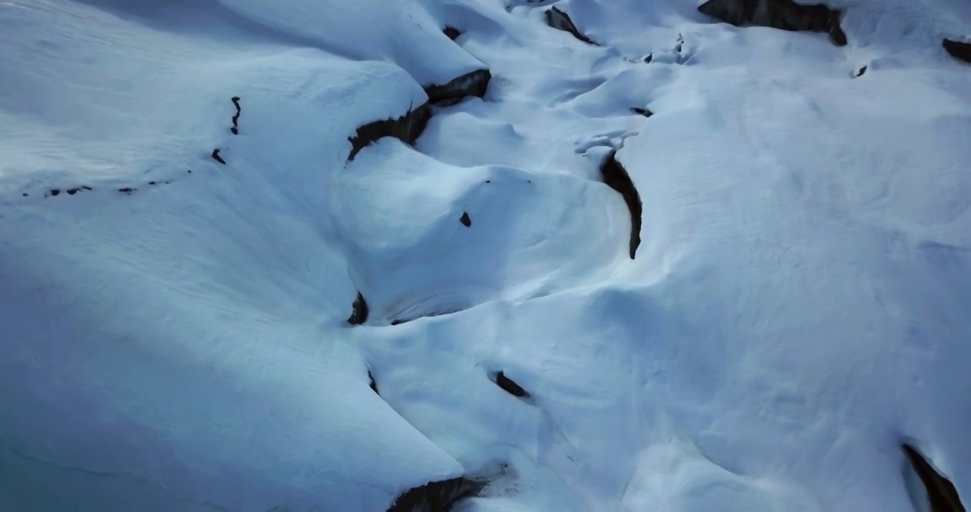 空中向前倾斜，在著名的Canwell冰川的白雪皑皑的风景镜头-阿拉斯加内陆，阿拉斯加视频素材