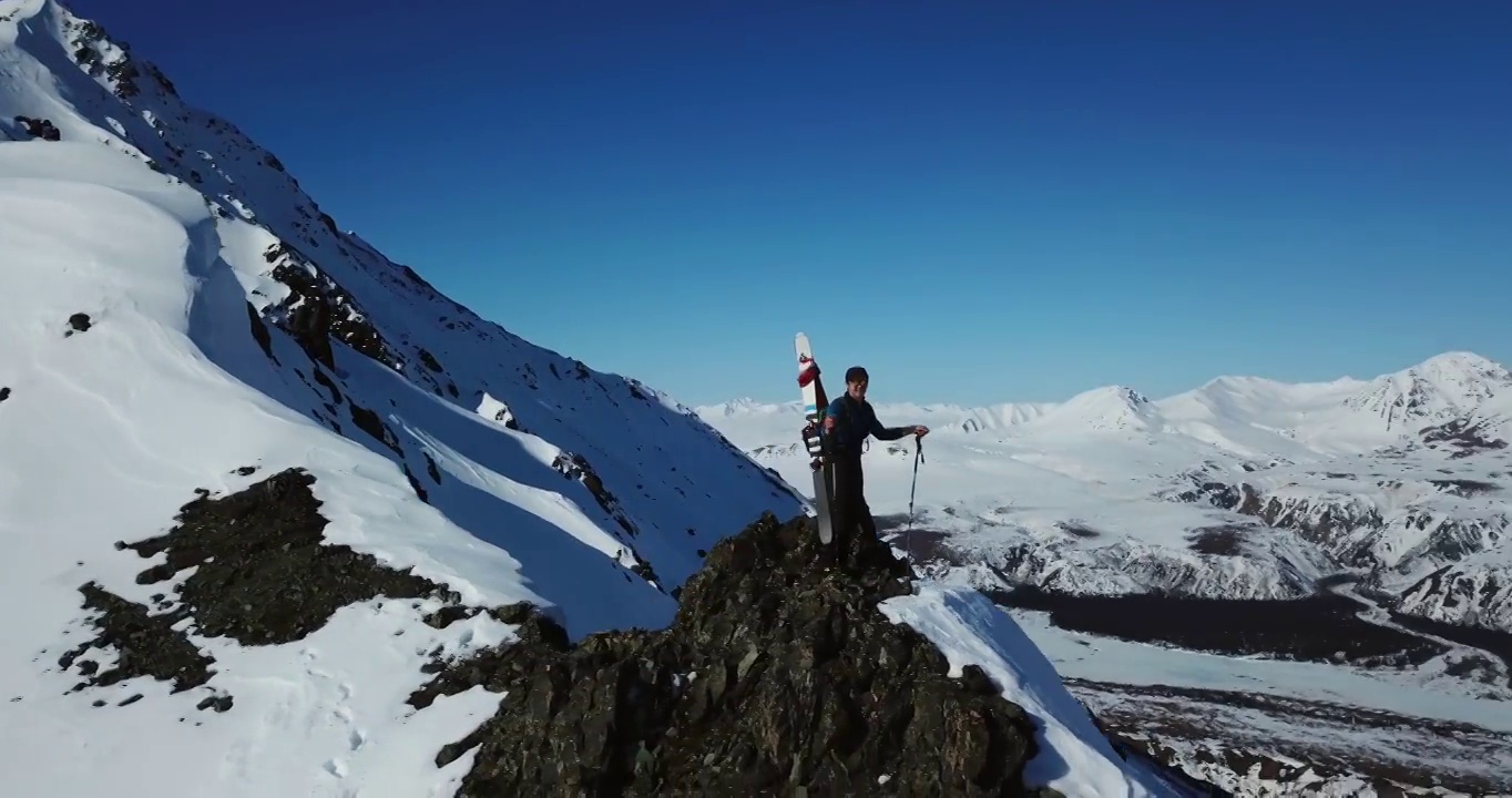 男性游客在度假期间在山顶徒步旅行的空中平移镜头-阿拉斯加内陆，阿拉斯加视频素材