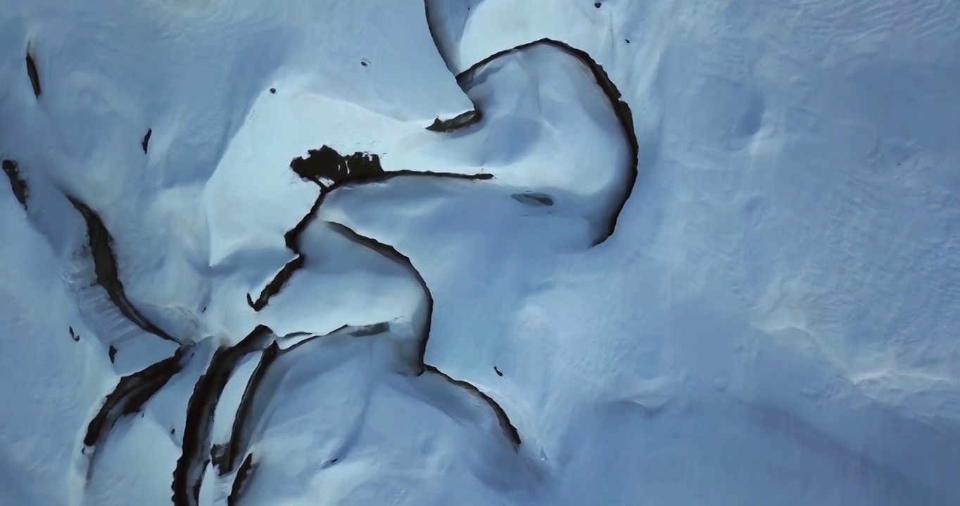 空中顶部向前美丽的镜头白色的景观，无人机飞行在雪在著名的地方-内部阿拉斯加，阿拉斯加视频素材