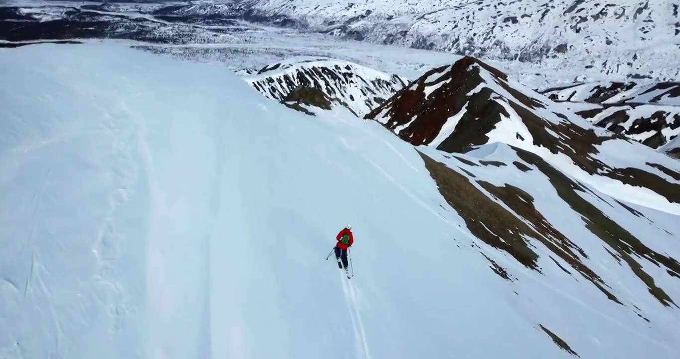 空中向前拍摄的人滑雪在白雪皑皑的山风景在阳光明媚的一天-内部阿拉斯加，阿拉斯加视频素材