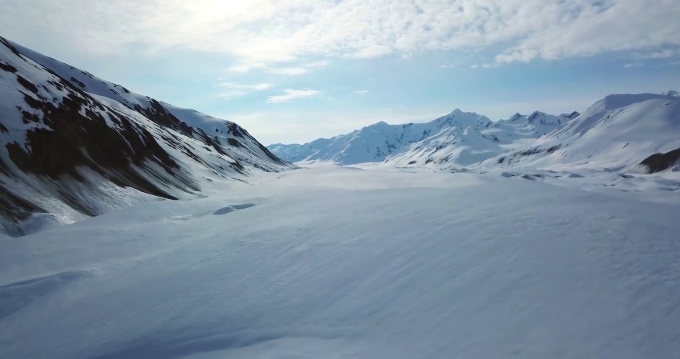 空中冒险者在雪景上滑雪，无人机在冬季飞行前进-阿拉斯加内陆，阿拉斯加视频素材