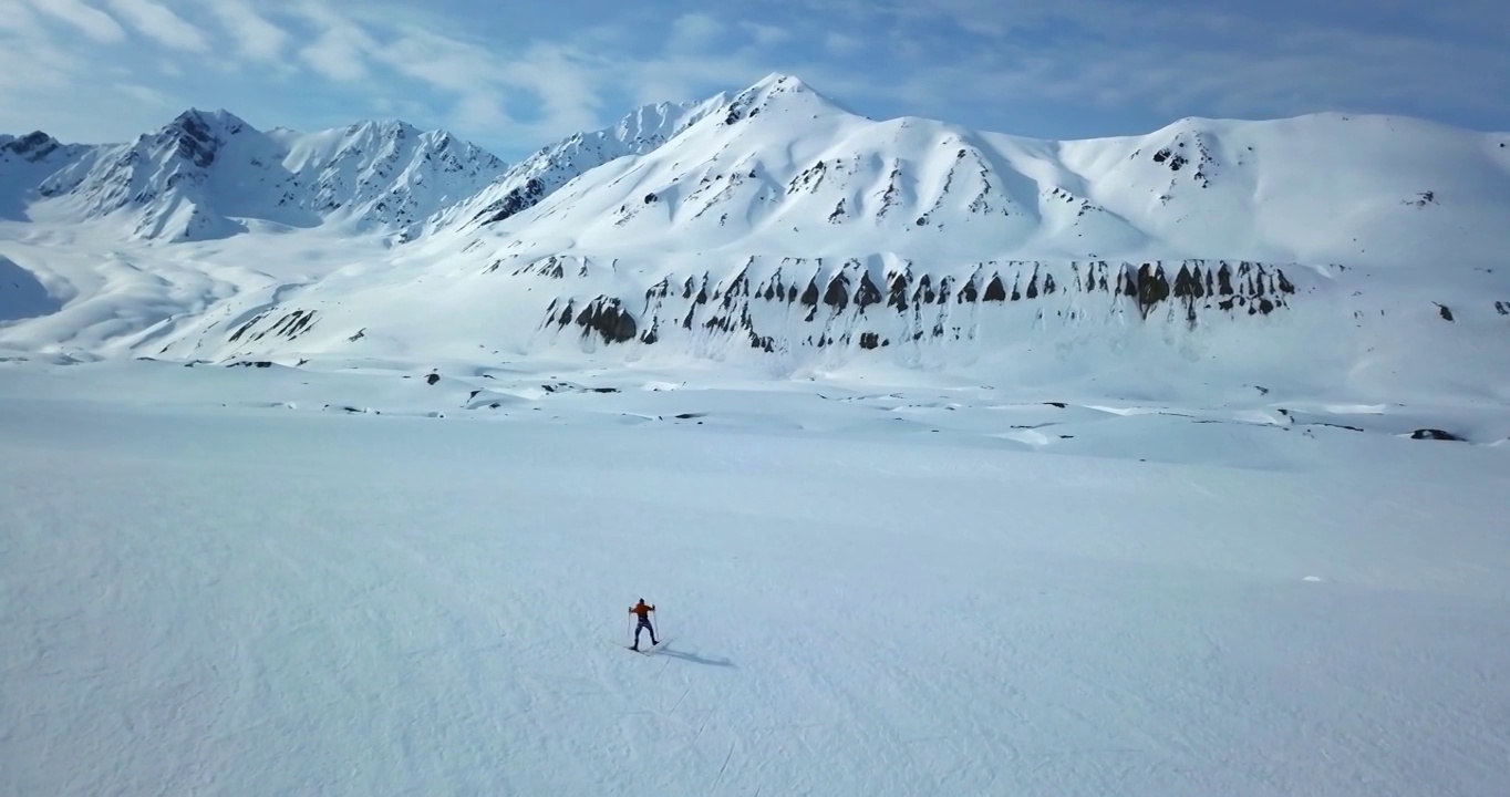 空中人在Canwell冰川滑雪，无人机向前飞行在雪景-阿拉斯加内陆，阿拉斯加视频素材