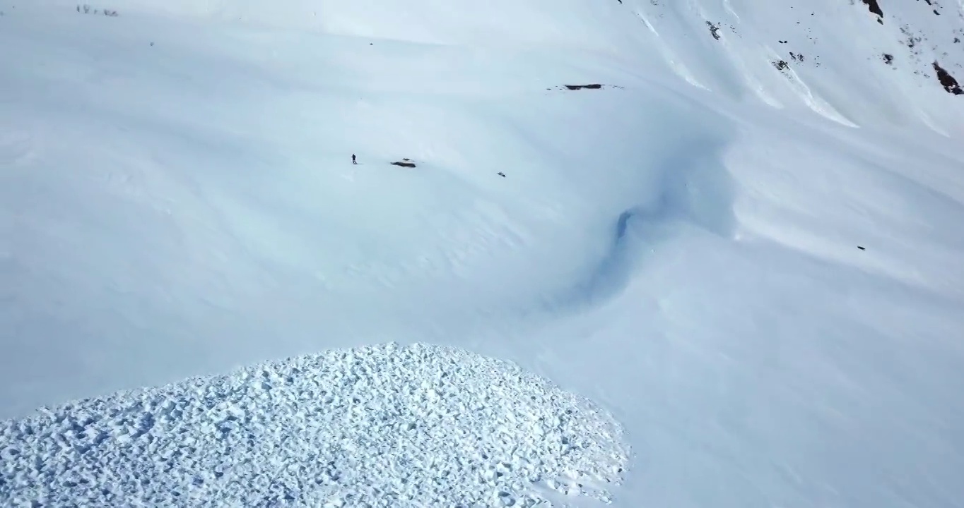 人在冒险假期滑雪的空中前镜头，完成了在雪景下降-阿拉斯加内陆，阿拉斯加视频素材