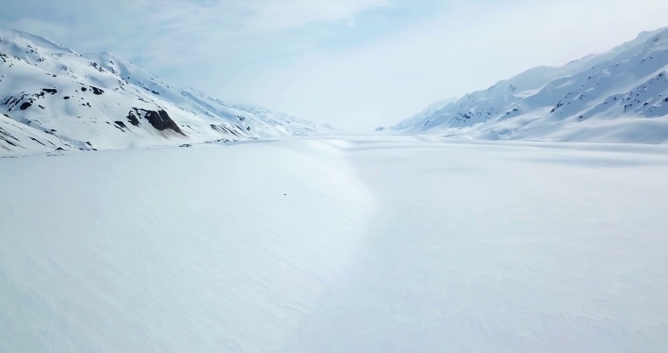 空中美丽的镜头雪山，无人机飞行向后雪景-阿拉斯加内陆，阿拉斯加视频素材