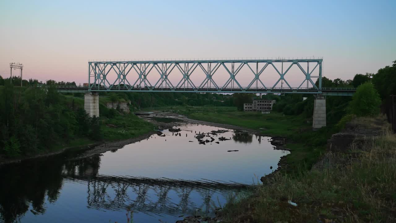 横跨爱沙尼亚和俄罗斯之间纳瓦河的铁路桥。视频素材