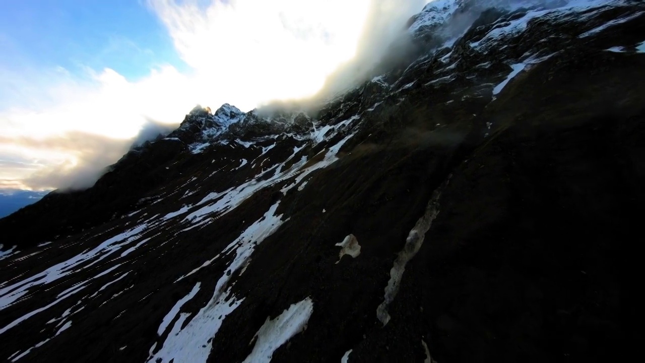 空中向前的美丽的白云在日落期间在雪山阿尔卑斯山-萨瓦，法国视频素材