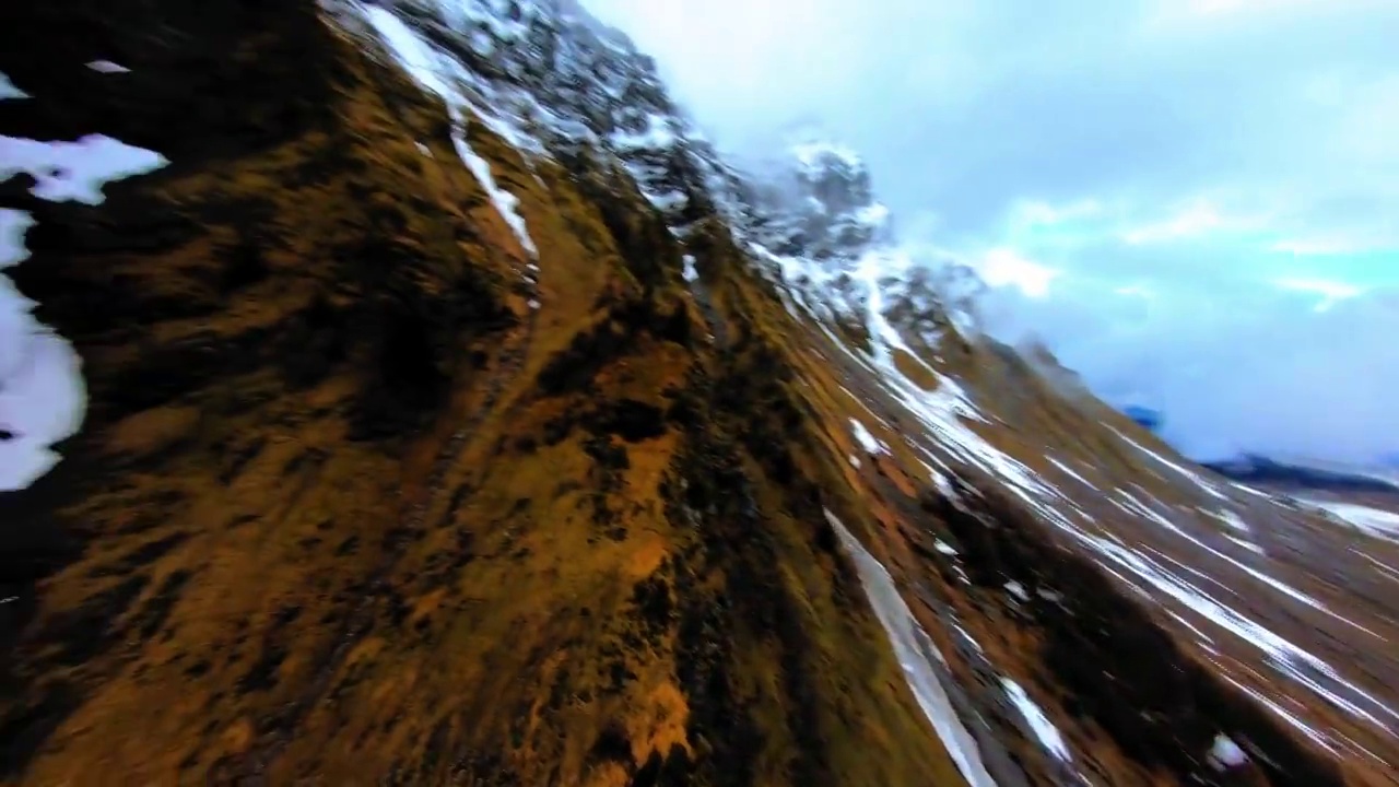 空中平移雪山岩层的风景，无人机在树上飞行-法国萨瓦视频素材