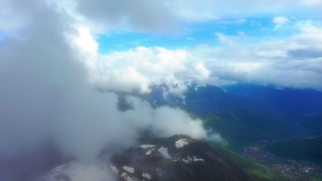 空中美丽的镜头雪山岩层，无人机飞行在白云前进-萨瓦，法国视频素材